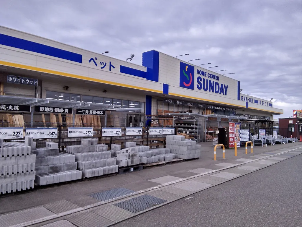【サンデー秋田自衛隊通店】屋外駐車場 キッチンカーの出店に最適なホームセンター内駐車場の屋外イベントスペース