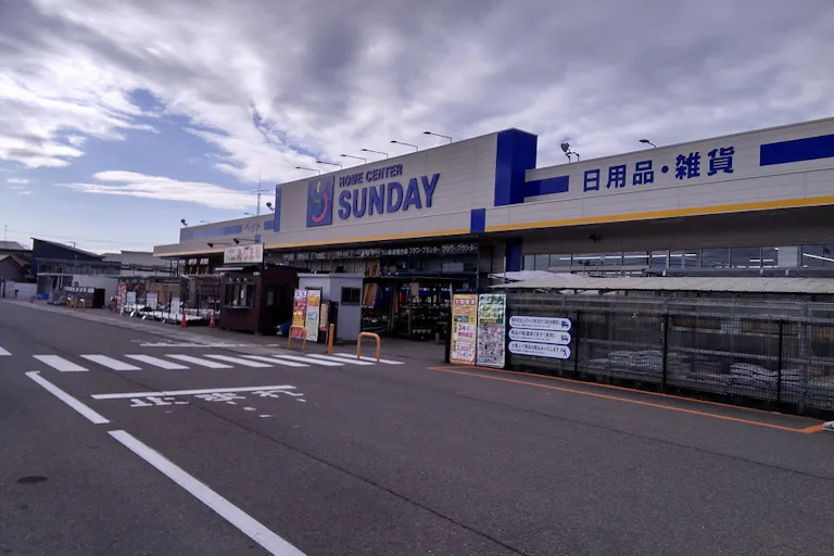 【サンデー秋田自衛隊通店】屋外駐車場 キッチンカーの出店に最適なホームセンター内駐車場の屋外イベントスペースの画像1