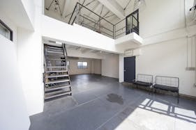 【巣鴨駅4分】吹抜けの倉庫型スタジオ 2フロア モルタル床 R壁 白壁 展示販売会 イベント 写真展など