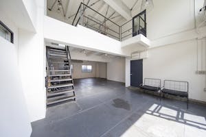 【巣鴨駅4分】吹抜けの倉庫型スタジオ 2フロア モルタル床 R壁 白壁 展示販売会 イベント 写真展など