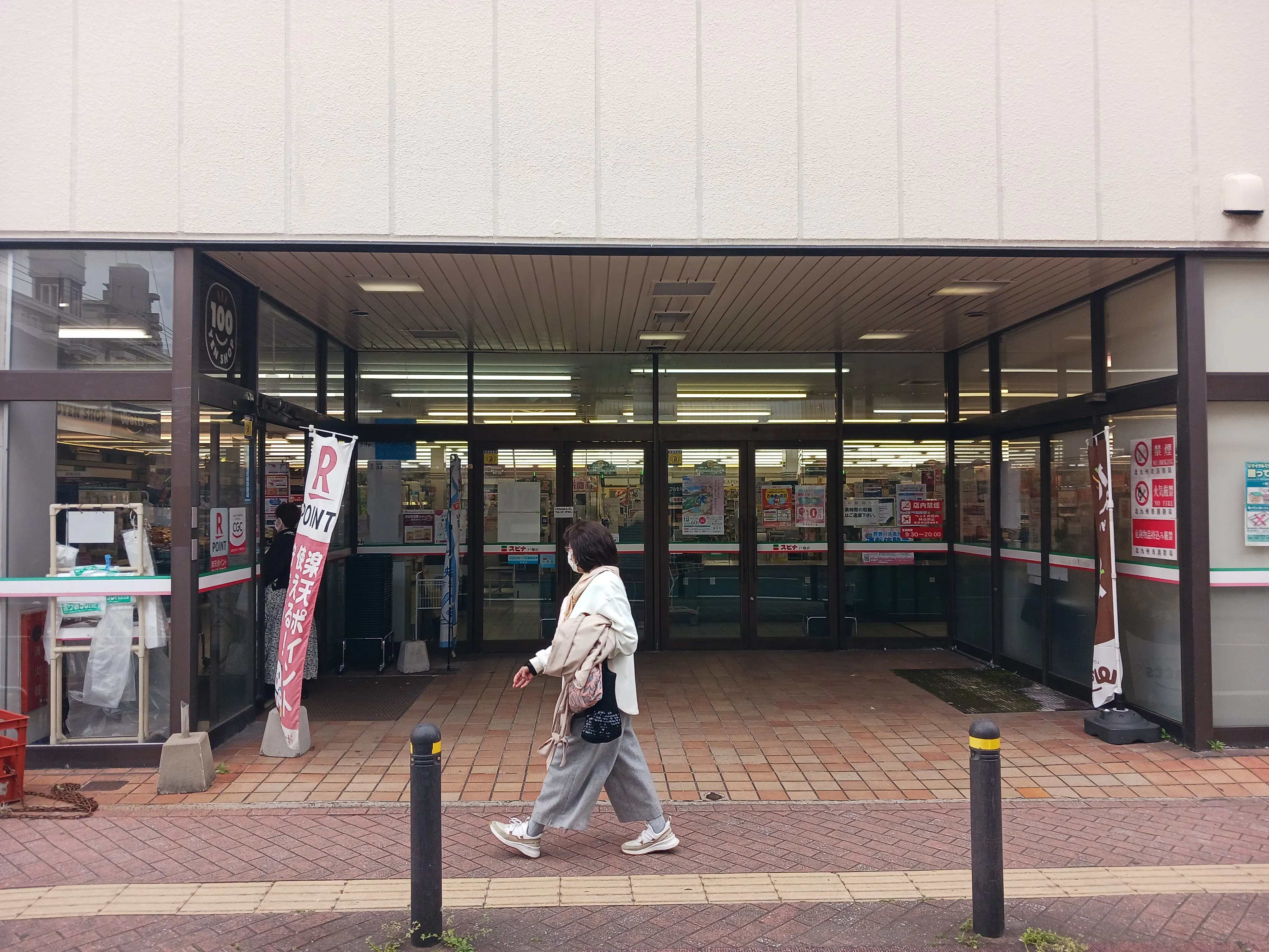 【スピナ戸畑店】店舗軒下 販促プロモーションや物販に最適なスーパー屋外催事イベントスペース