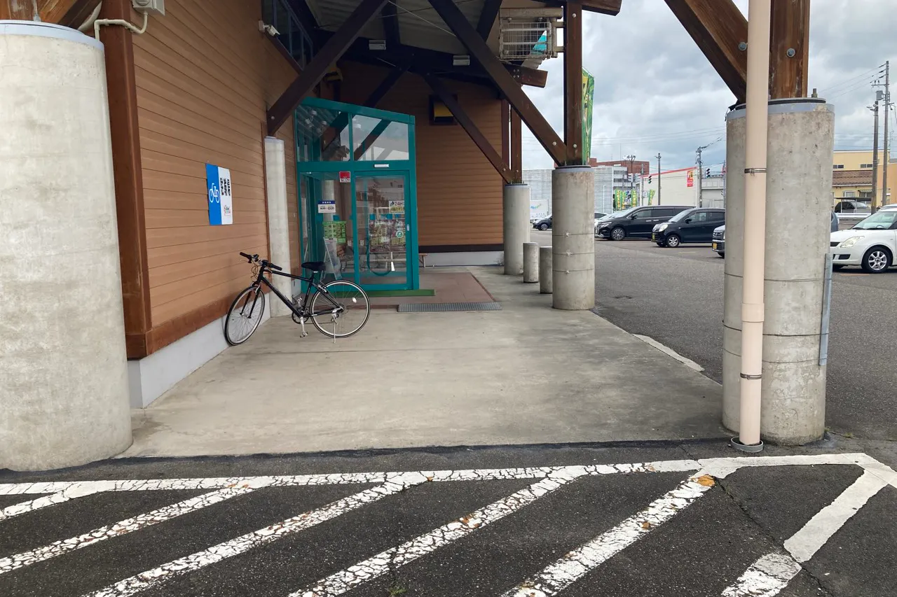 【ダイナム五泉店】キッチンカーや各種プロモーションイベントでの出店に最適なアミューズメント施設のイベントスペース(カウンター側出入口)