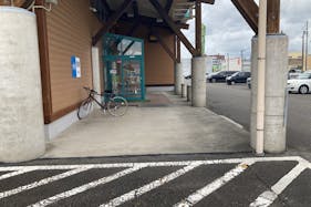 【ダイナム五泉店】キッチンカーや各種プロモーションイベントでの出店に最適なアミューズメント施設のイベントスペース(カウンター側出入口)