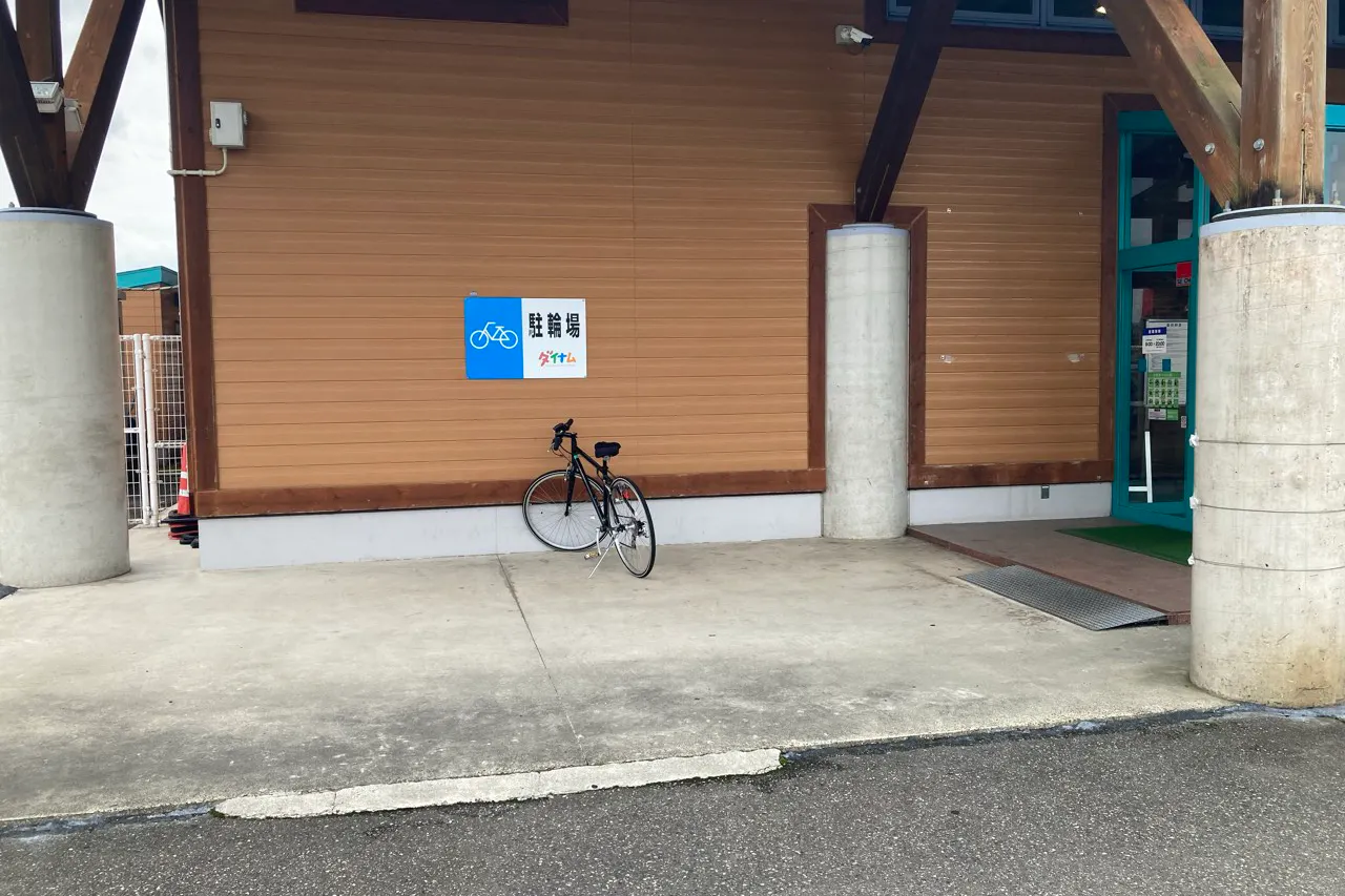 【ダイナム五泉店】キッチンカーや各種プロモーションイベントでの出店に最適なアミューズメント施設のイベントスペース(カウンター側出入口)