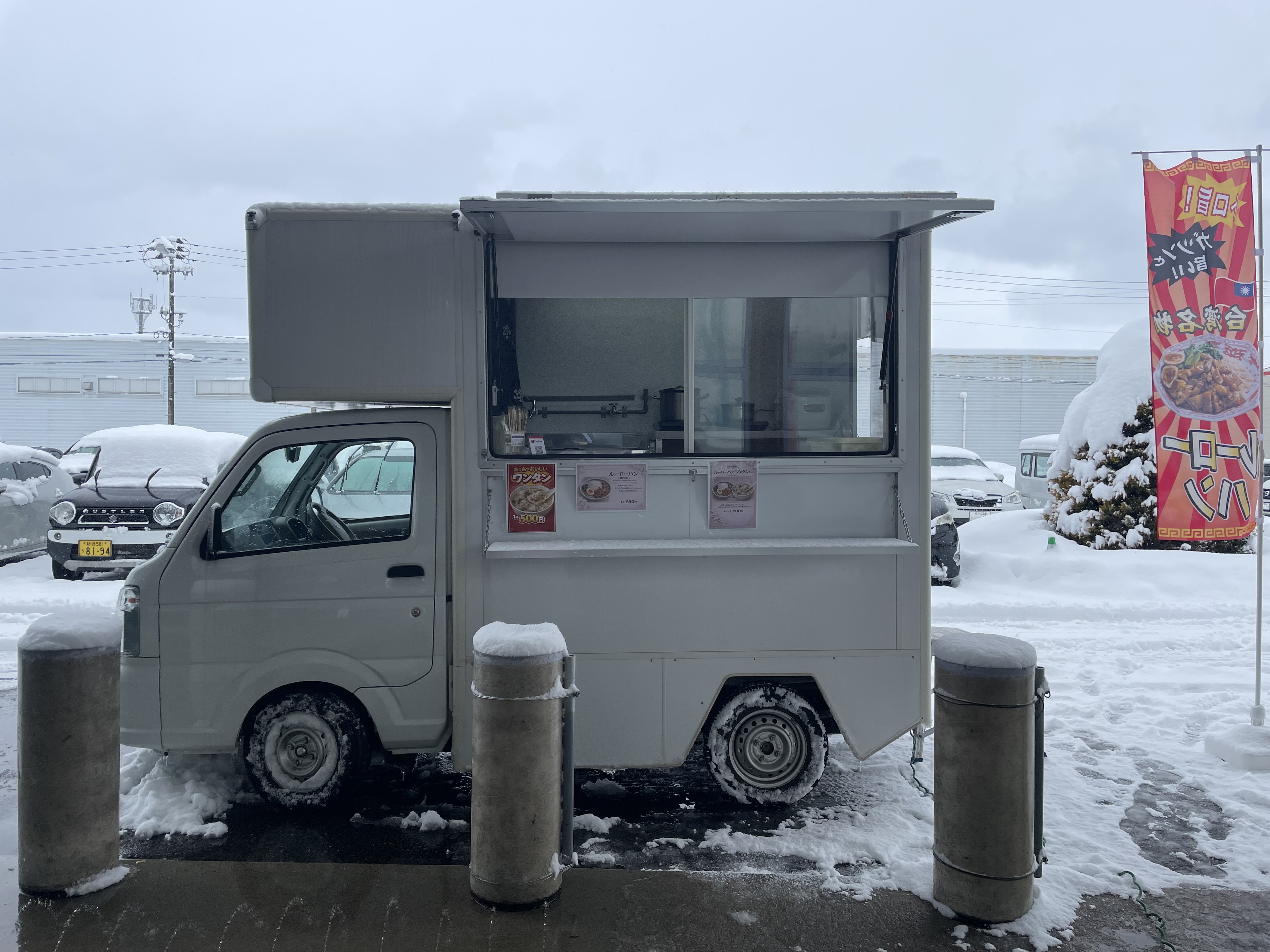 【ダイナム五泉店】キッチンカーや各種プロモーションイベントでの出店に最適なアミューズメント施設のイベントスペース（カウンター側出入口）