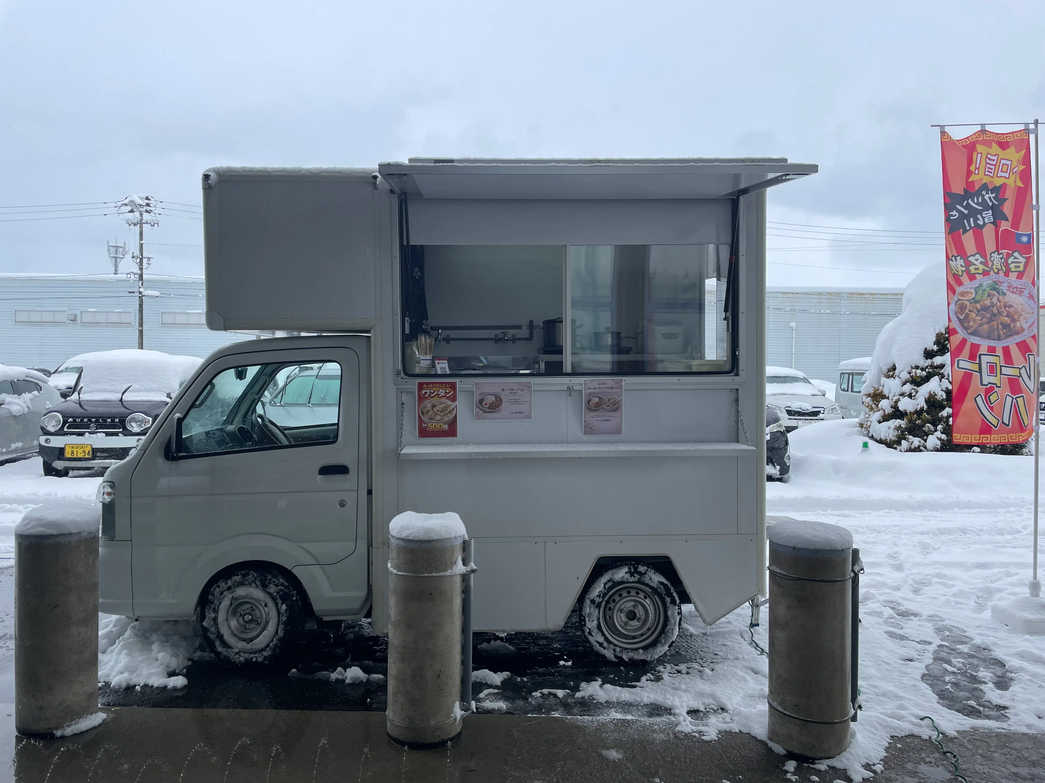 【ダイナム五泉店】キッチンカーや各種プロモーションイベントでの出店に最適なアミューズメント施設のイベントスペース（カウンター側出入口）
