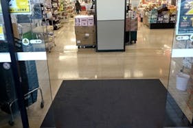 【Aコープかしまだい店】食物販やプロモーションに利用可能な入口柱周りスペース