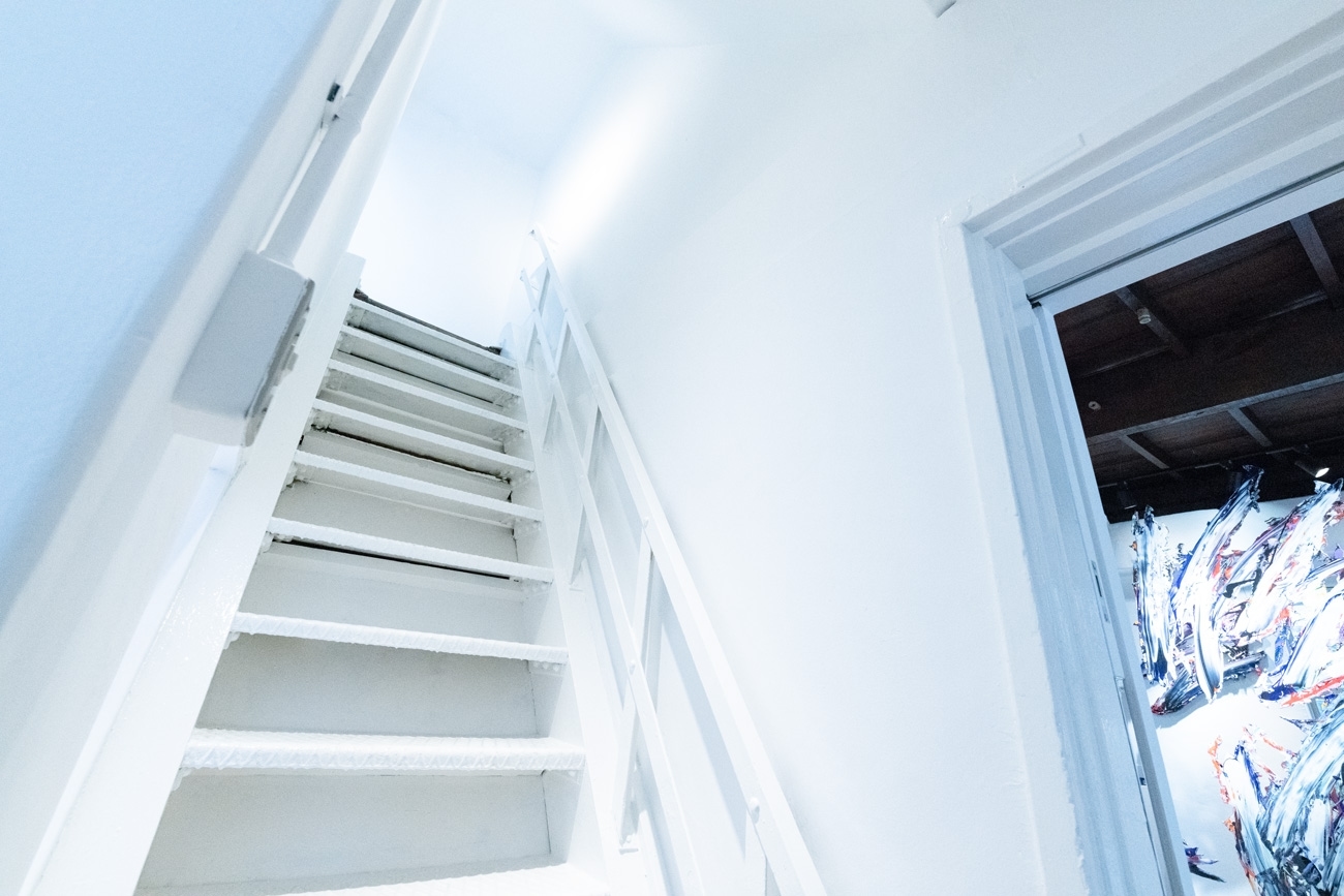 築90年ビル。歴史的建造物を体感できる階段や通路。美術館仕様の最新鋭・高演色LEDで、美しく作品を展示することもできます。