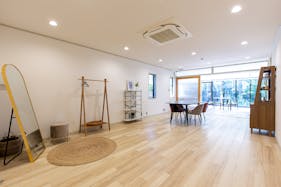 【外苑前駅5分】展示会やポップアップに最適な自然光が多く入り込むモダンな邸宅ハウススタジオ