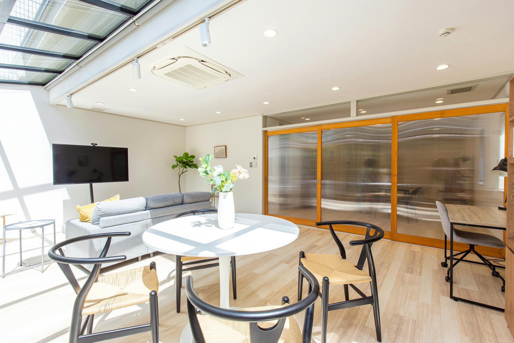 【外苑前駅5分】展示会やポップアップに最適な自然光が多く入り込むモダンな邸宅ハウススタジオ