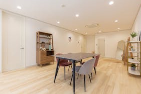 【外苑前駅5分】展示会やポップアップに最適な自然光が多く入り込むモダンな邸宅ハウススタジオ