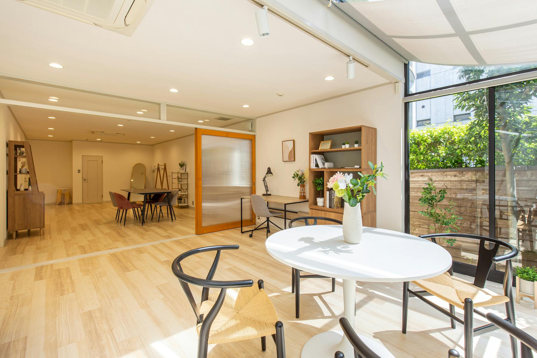 【外苑前駅5分】展示会やポップアップに最適な自然光が多く入り込むモダンな邸宅ハウススタジオ