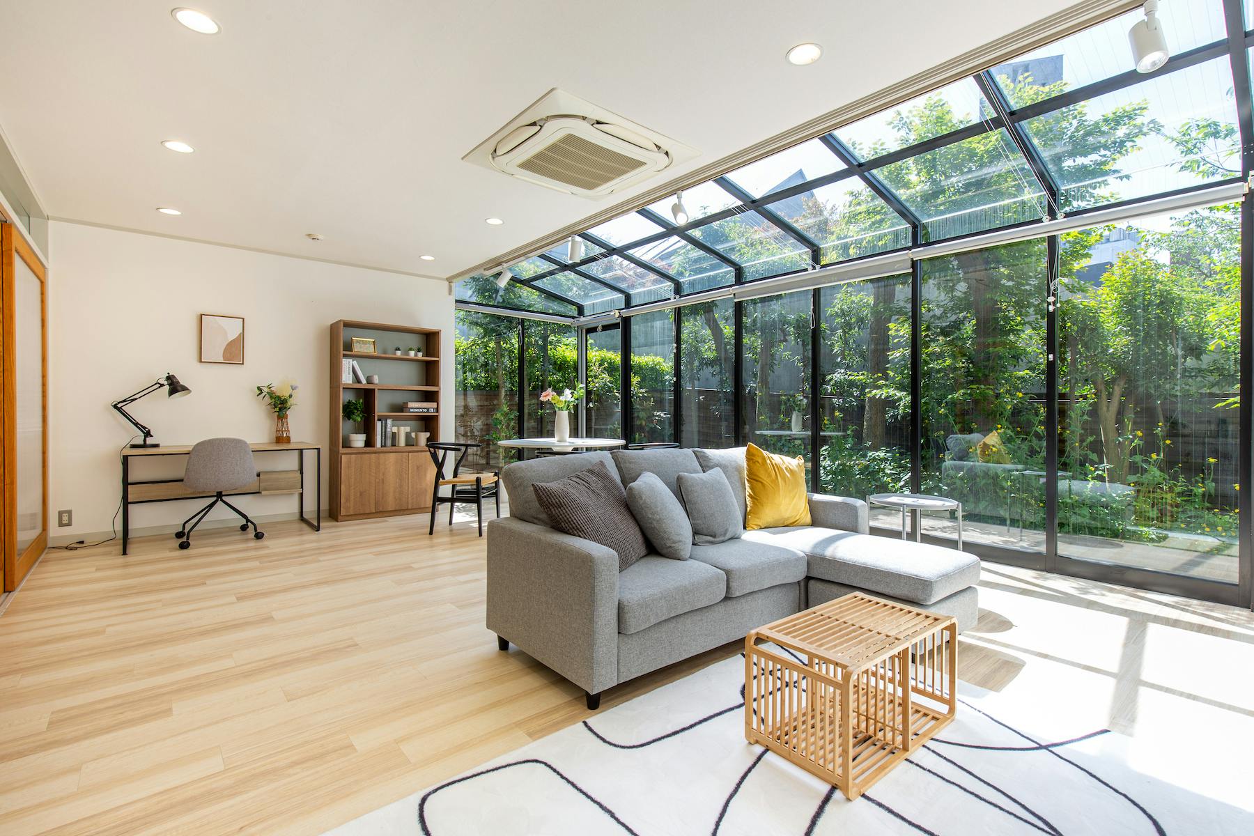 【外苑前駅5分】展示会やポップアップに最適な自然光が多く入り込むモダンな邸宅ハウススタジオ