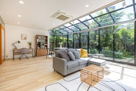 【外苑前駅5分】展示会やポップアップに最適な自然光が多く入り込むモダンな邸宅ハウススタジオ