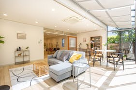 【外苑前駅5分】展示会やポップアップに最適な自然光が多く入り込むモダンな邸宅ハウススタジオ