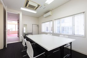 【外苑前駅5分】展示会やポップアップに最適な自然光が多く入り込むモダンな邸宅ハウススタジオ