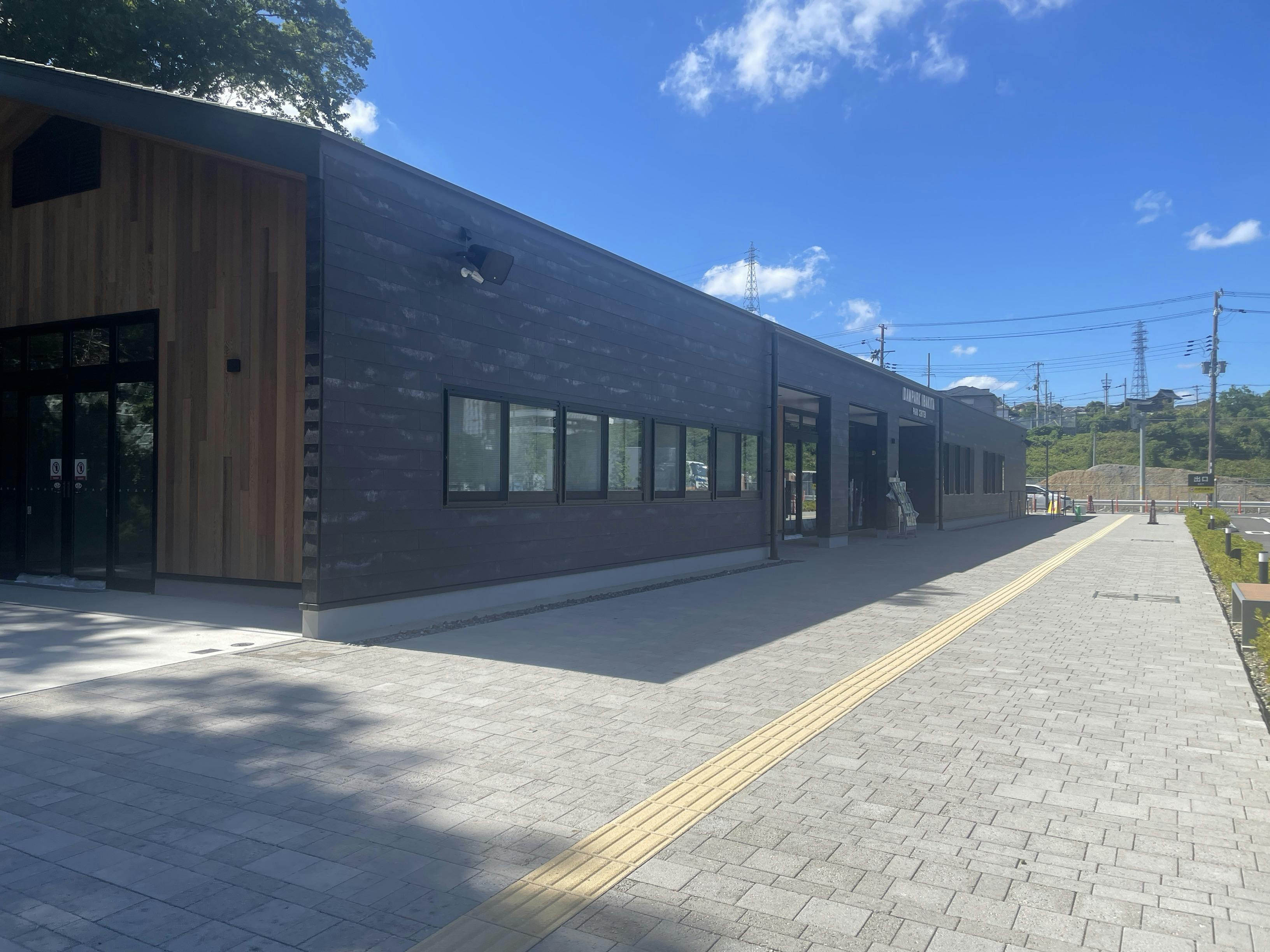 【ダムパークいばきた】キッチンカーに適したパークセンター前にある屋外スペース①の画像