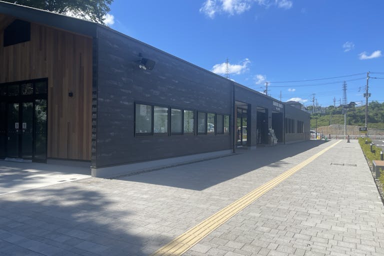 【ダムパークいばきた】キッチンカーに適したパークセンター前にある屋外スペース①の画像1