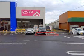 【サンデー三沢南山店】屋外駐車場 キッチンカーの出店に最適なホームセンター内駐車場の屋外イベントスペース