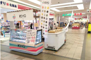 【あまがさきキューズモール】「③1F ココカラファイン前」食物販やポップアップストアに最適な、1階大型スーパー付近のトラフィックの多いイベントスペース