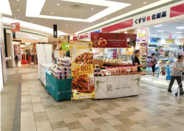 【あまがさきキューズモール】「③1F ココカラファイン前」食物販やポップアップストアに最適な、1階大型スーパー付近のトラフィックの多いイベントスペース