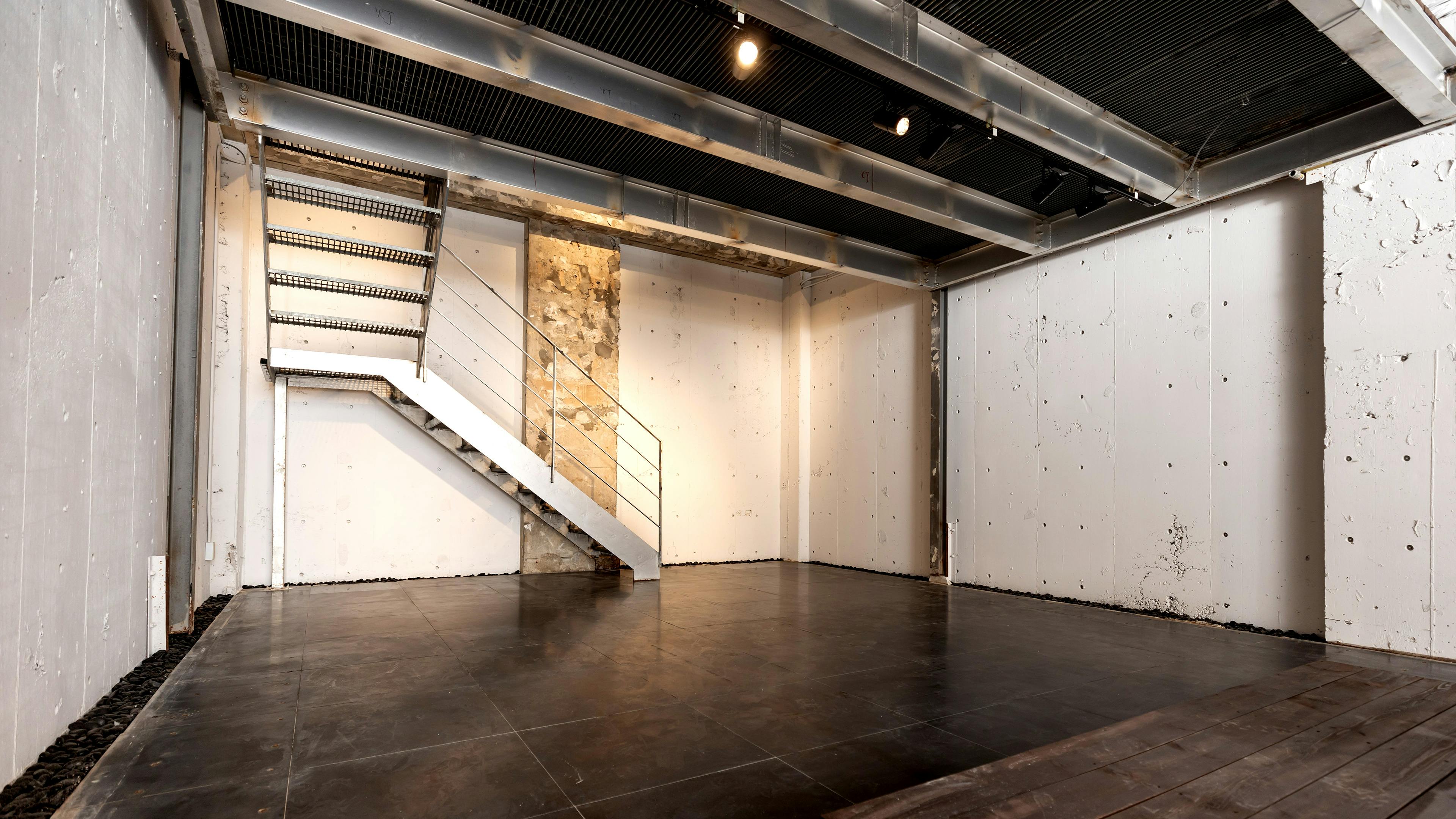 B1メインギャラリー奥階段よりロフトに上がれます