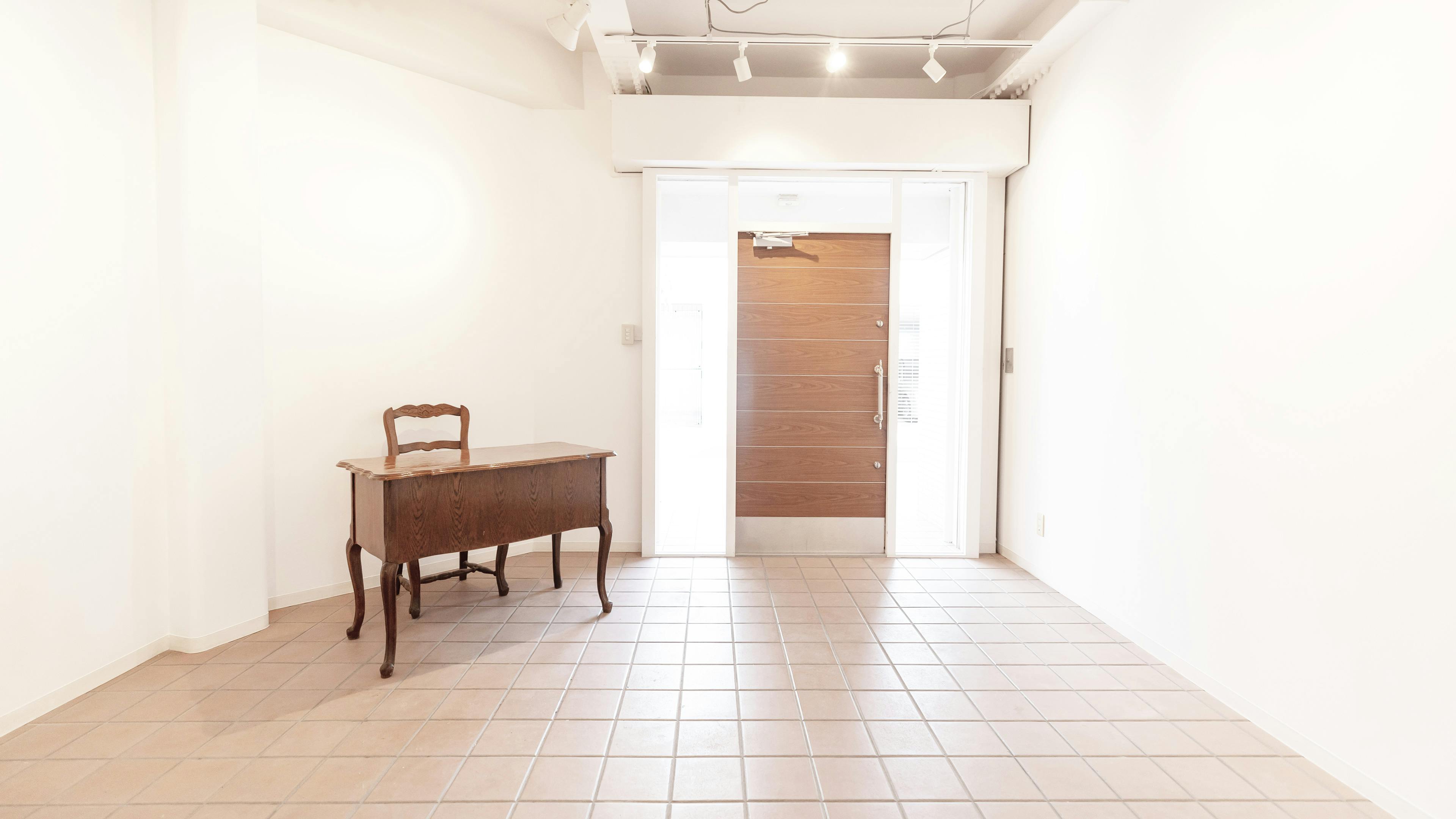 テラコッタタイルが印象的な明るい1Fギャラリー