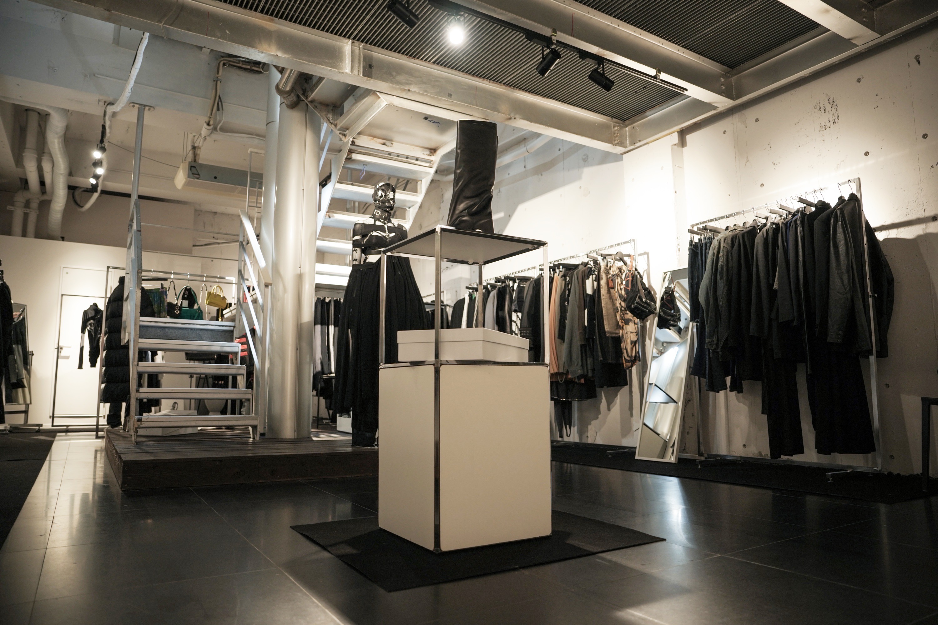 【表参道・南青山エリア】アパレルの展示販売会やアート展等のギャラリー用途、ロケや撮影会等の撮影用途に最適なテラス・1F・B1・ロフトが利用可能なイベントスペース