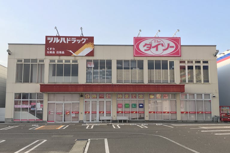 【フレスポ本荘】キッチンカー利用が可能なツルハドラッグ前の屋外スペースの画像1