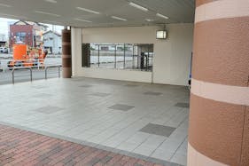 【メガセンタートライアル伊勢崎中央店】①ポップアップストアや出張販売に利用可能な東側出入口軒下スペース