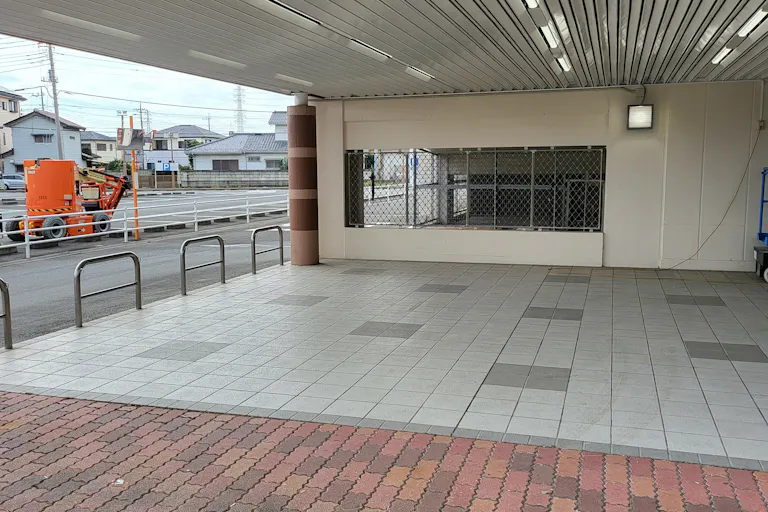 【メガセンタートライアル伊勢崎中央店】①ポップアップストアや出張販売に利用可能な東側出入口軒下スペースの画像3