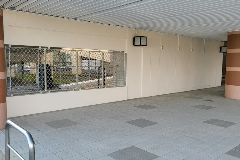 【メガセンタートライアル伊勢崎中央店】①ポップアップストアや出張販売に利用可能な東側出入口軒下スペースの画像2