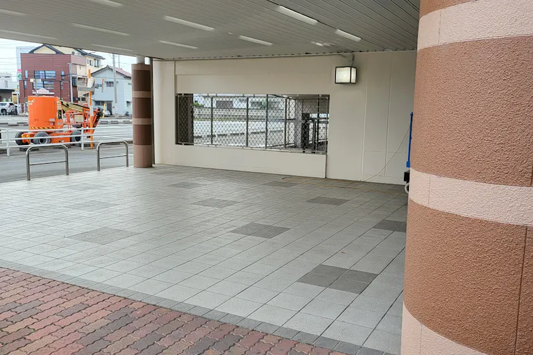 【メガセンタートライアル伊勢崎中央店】①ポップアップストアや出張販売に利用可能な東側出入口軒下スペースの画像4