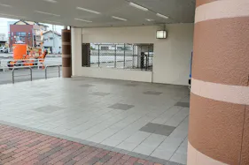 【メガセンタートライアル伊勢崎中央店】①ポップアップストアや出張販売に利用可能な東側出入口軒下スペース