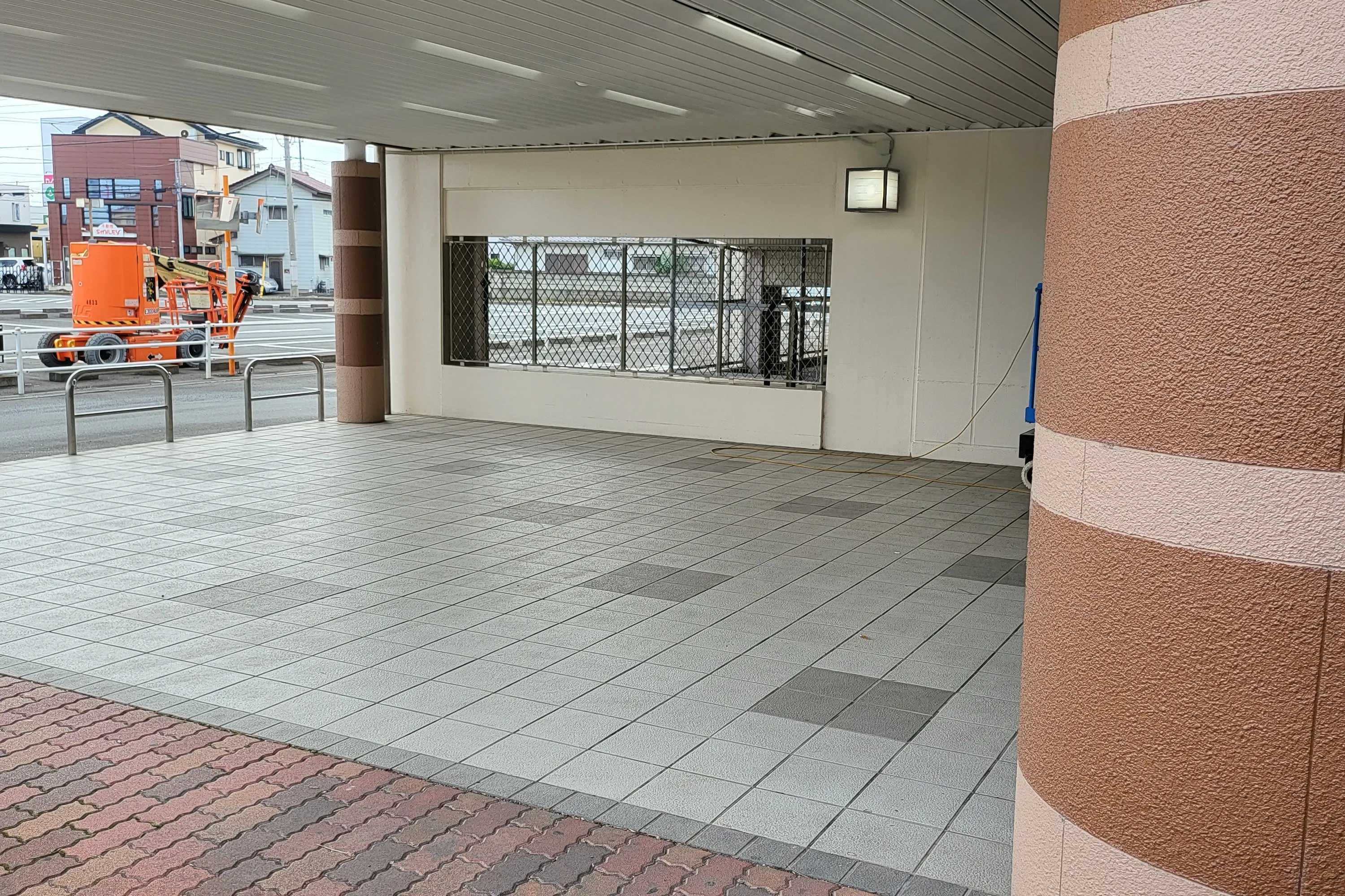 【メガセンタートライアル伊勢崎中央店】①ポップアップストアや出張販売に利用可能な東側出入口軒下スペース