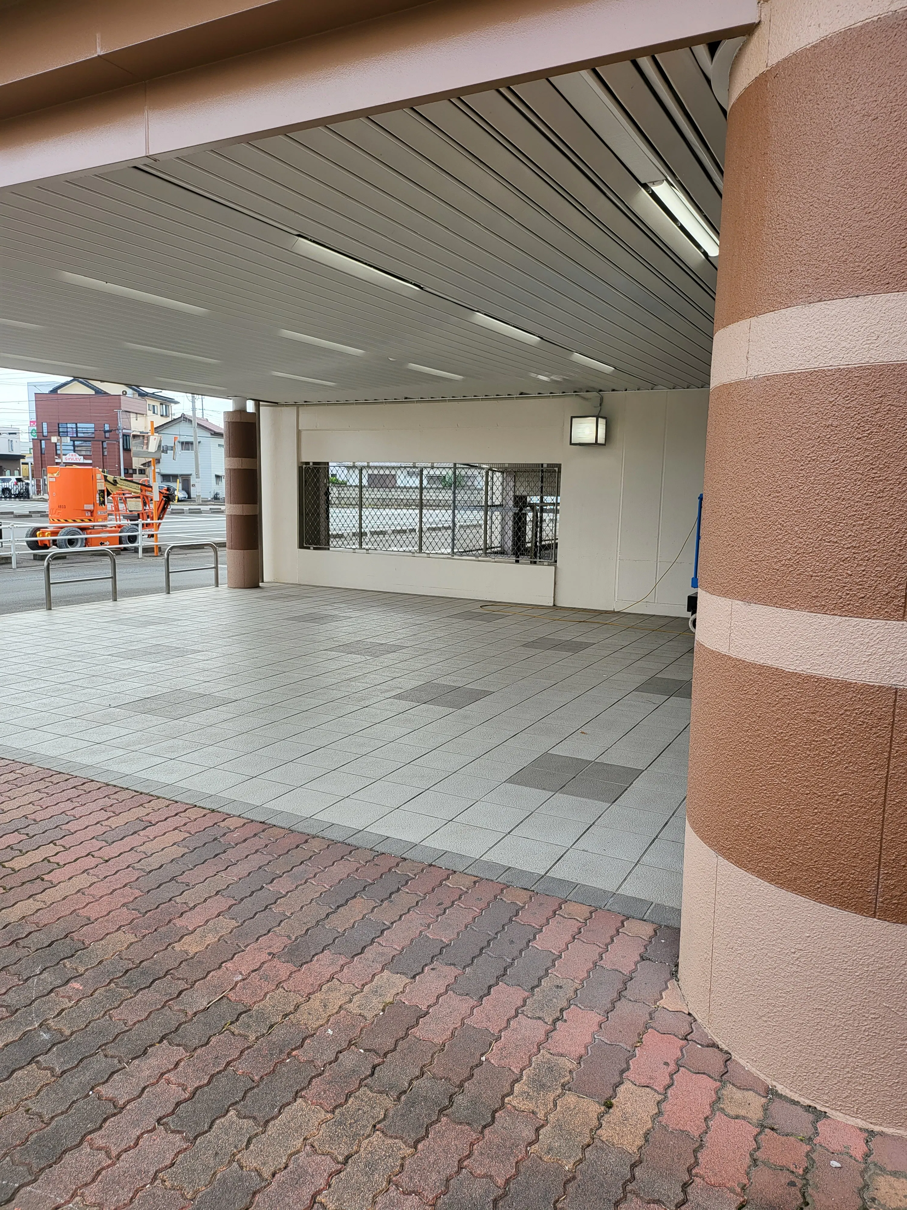 【メガセンタートライアル伊勢崎中央店】①東側出入口軒下キッチンカー／テント