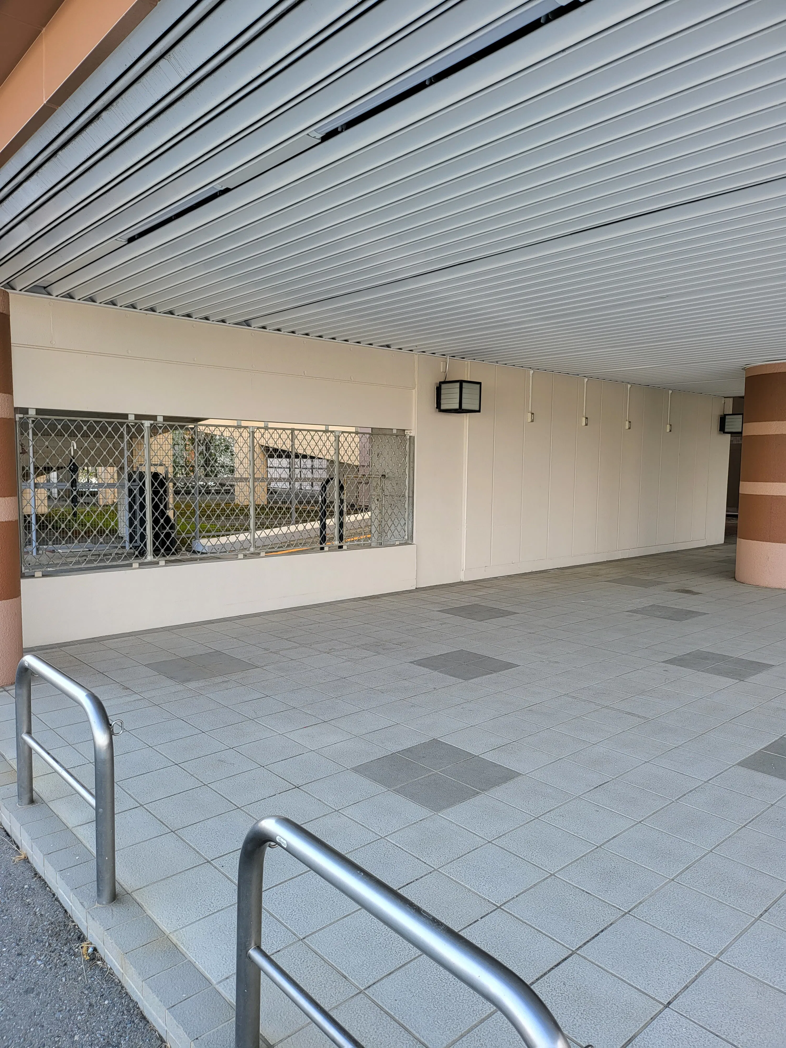 【メガセンタートライアル伊勢崎中央店】①東側出入口軒下キッチンカー/テント