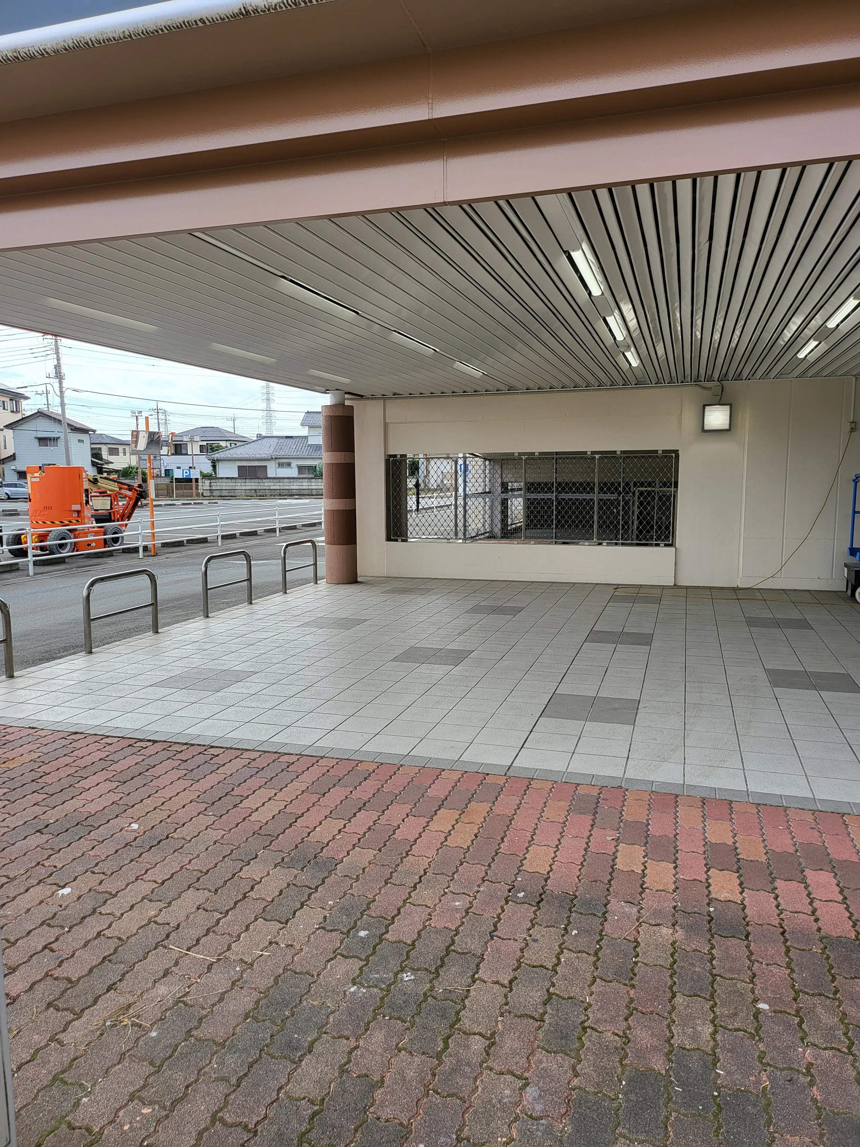 【メガセンタートライアル伊勢崎中央店】①東側出入口軒下キッチンカー/テント