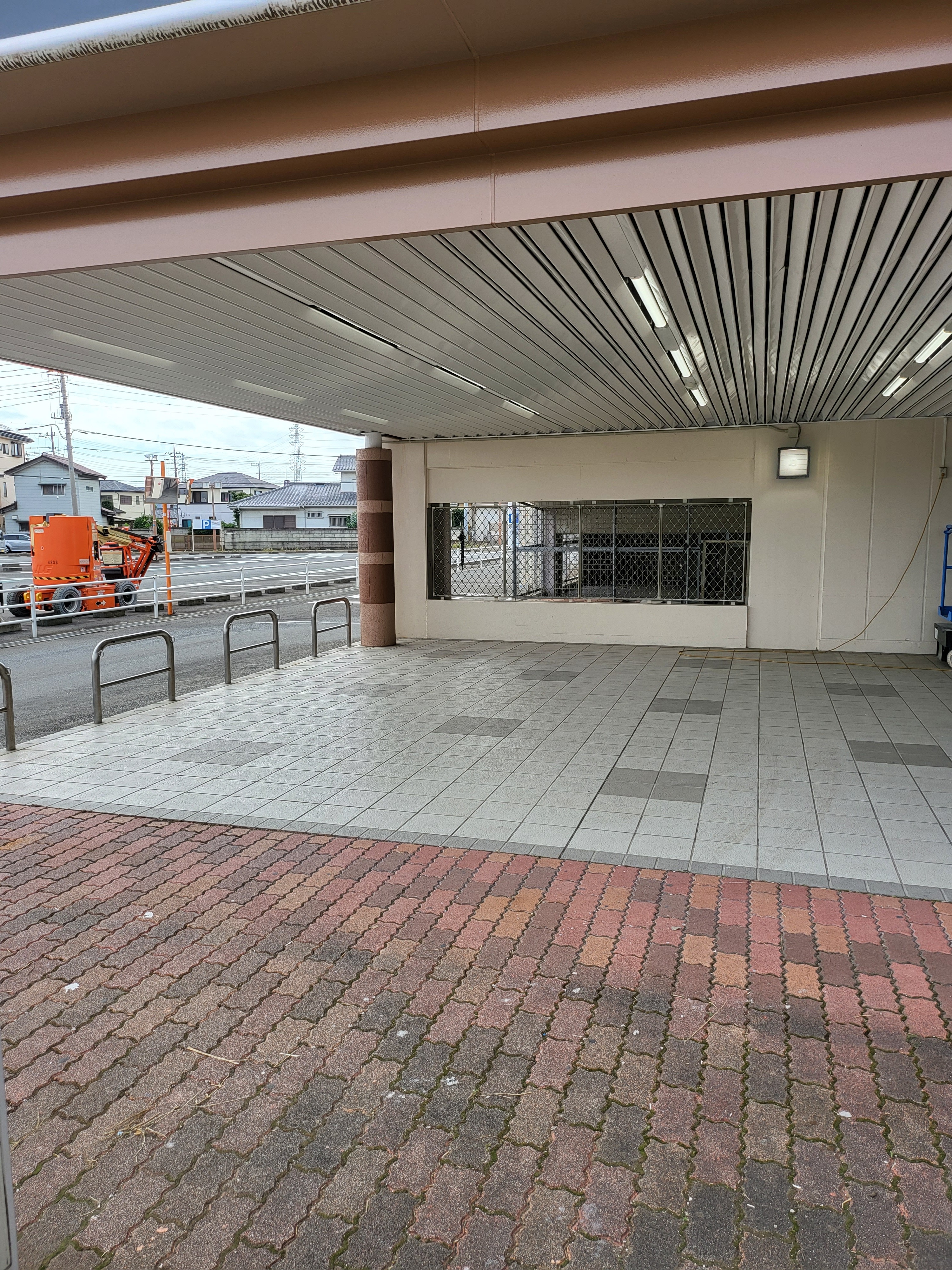 【メガセンタートライアル伊勢崎中央店】①東側出入口軒下キッチンカー／テント