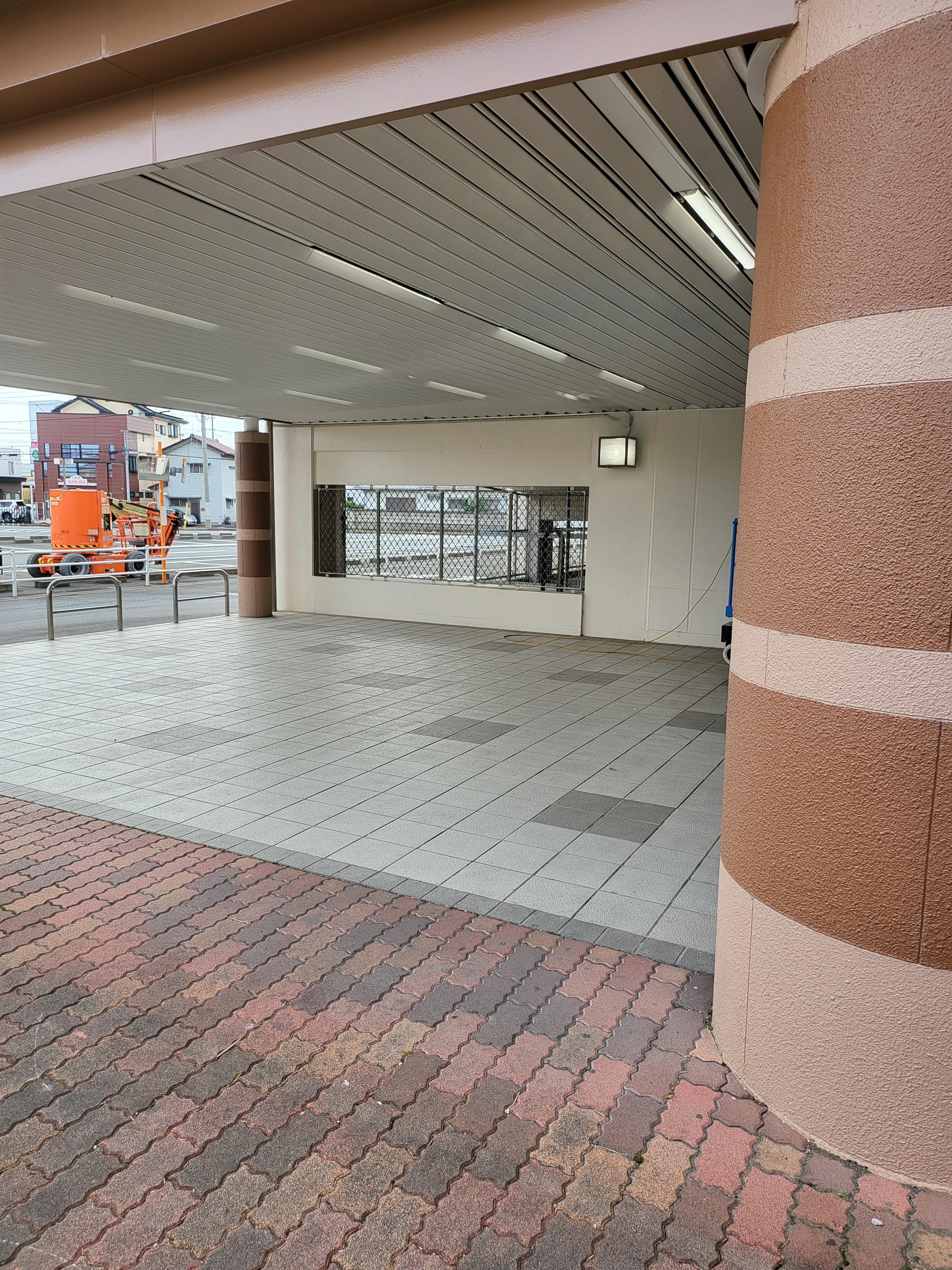 【メガセンタートライアル伊勢崎中央店】①東側出入口軒下キッチンカー／テント