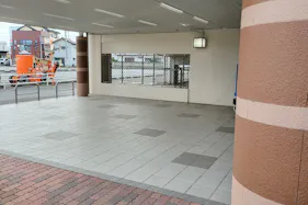 【メガセンタートライアル伊勢崎中央店】①東側出入口軒下キッチンカー/テント