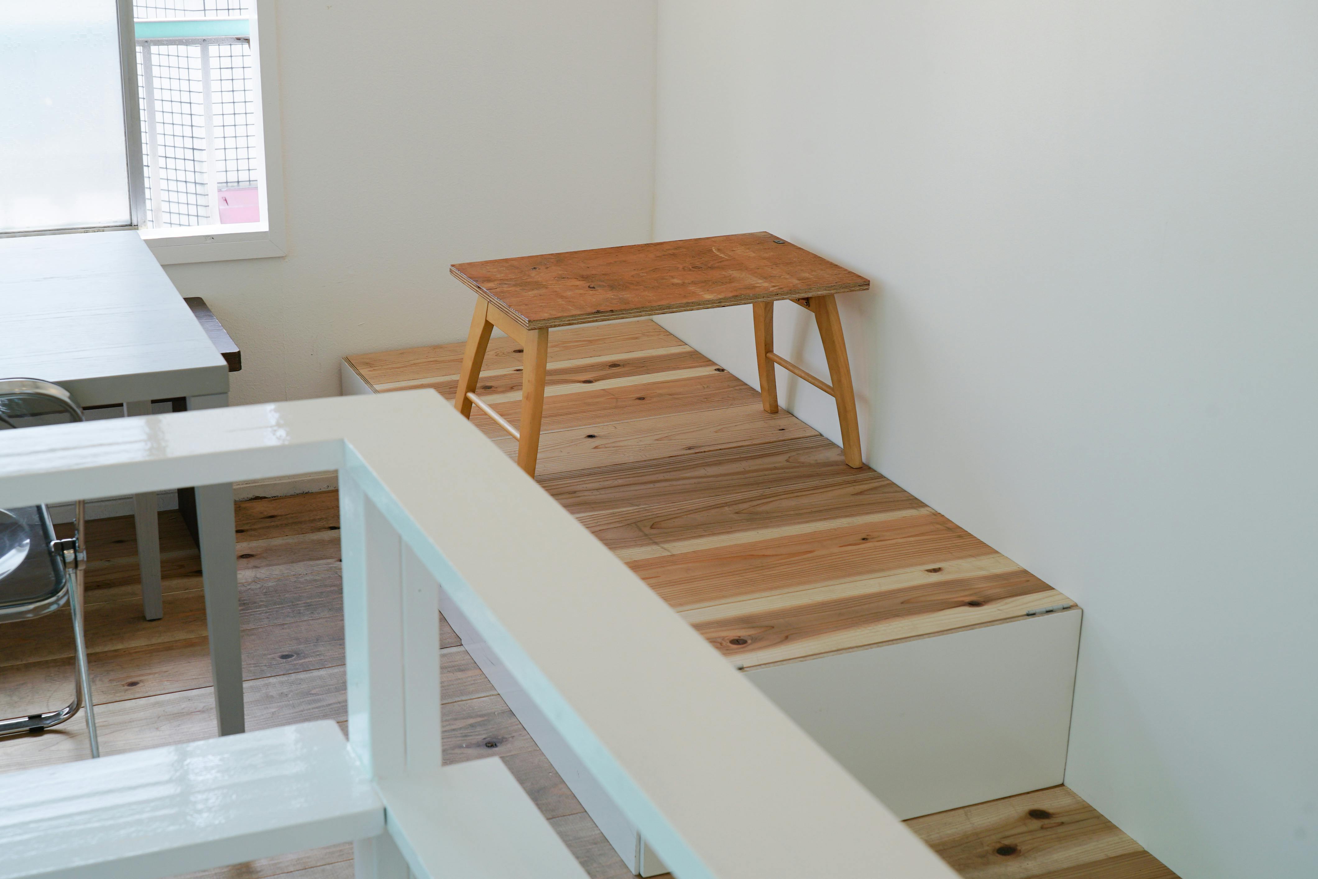 小上がりは立てて展示台としてもお使いいただけます。
