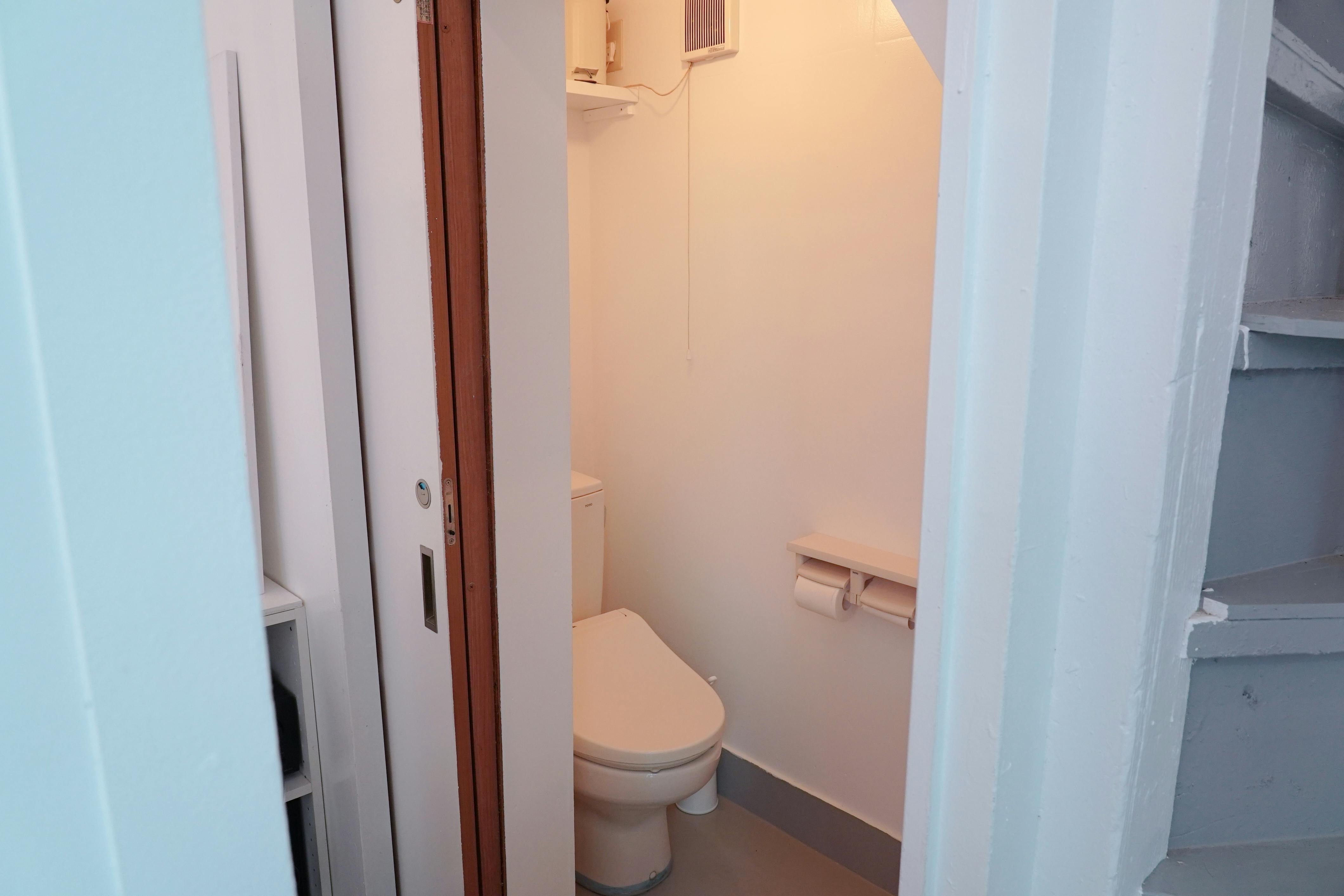 1F。トイレは姿見の後ろ側にあります。