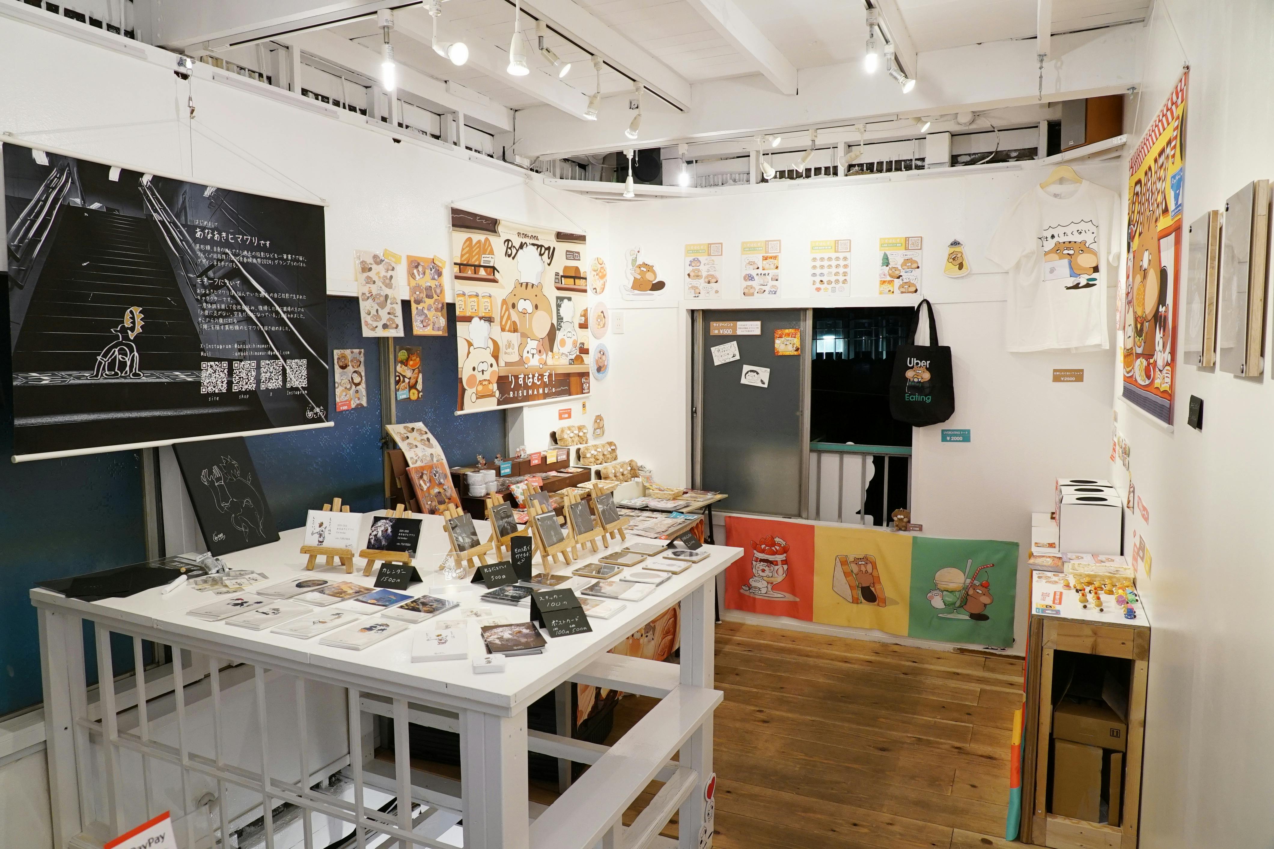 吹き抜けは天板をのせてテーブルとしてもお使いいただけます。 個展開催時の写真です