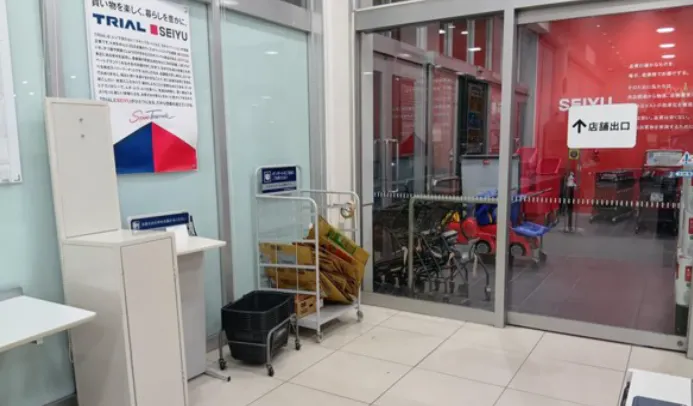 【西友　柏東店】店内入口付近サッカー台横　ポップアップストア(物販、食物販)やプロモーション用途に最適なスーパー店内催事イベントスペース