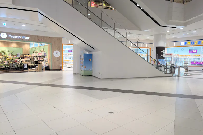 【イオンモール春日部】1F 風の広場の画像1