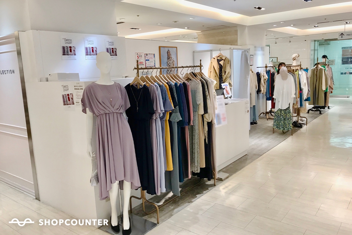 手前のハンガーラック裏にストックを置けるスペースがございます。