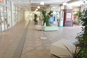 【みのおキューズモール】「⑤EAST3-2F ユニクロ前スペース」物販催事やワークショップに適した、エスカレーター近く通行量の多いイベントスペース