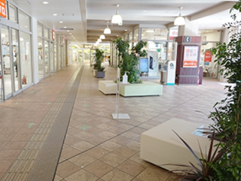 【みのおキューズモール】「⑤EAST3-2F ユニクロ前スペース」物販催事やワークショップに適した、エスカレーター近く通行量の多いイベントスペース