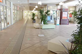 【みのおキューズモール】「⑤EAST3-2F ユニクロ前スペース」物販催事やワークショップに適した、エスカレーター近く通行量の多いイベントスペース